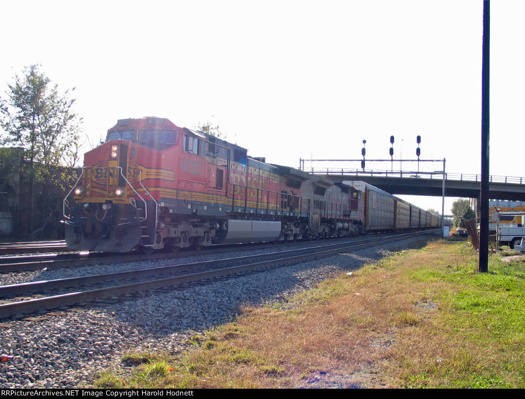 BNSF 4523 & 829 hold train 212 at the signals at Elm Street